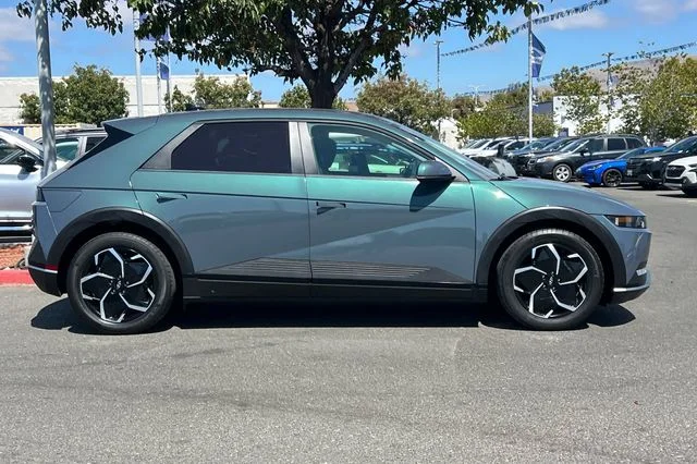 Used 2024 Green Hyundai SEL image 3