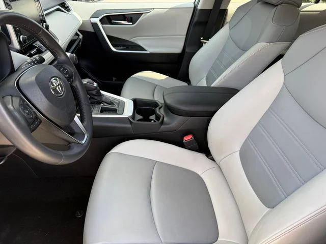 Certified Used 2019 LUNAR ROCK Toyota XLE Premium image 10