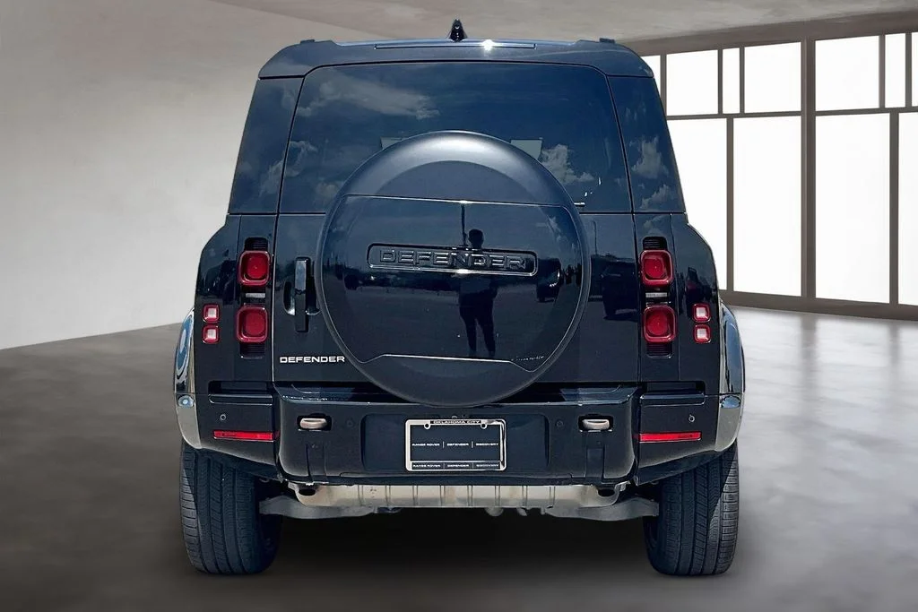 Used 2022 Black Land Rover S image 4
