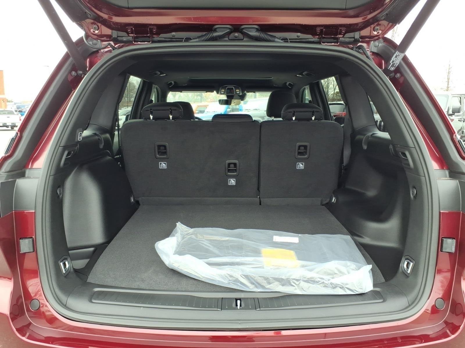 New 2026 Velvet Red Pearl-Coat Exterior Paint Jeep Laredo image 33