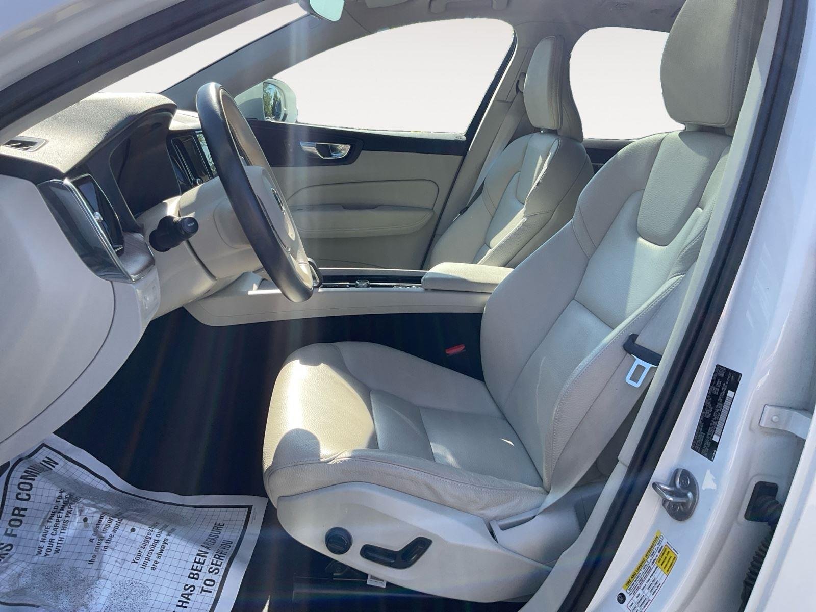 Used 2022 Crystal White Metallic Volvo Momentum image 9