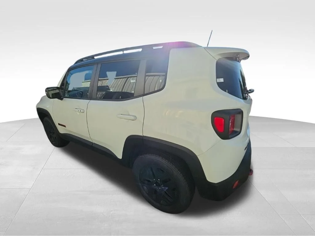 Used 2018 White Jeep Trailhawk image 4