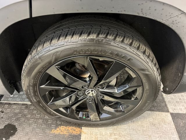Certified Used 2023 Black Volkswagen 1.5T SE image 15