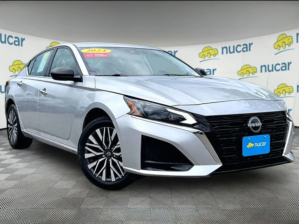 Certified Used 2024 Silver Nissan 2.5 SV image 1
