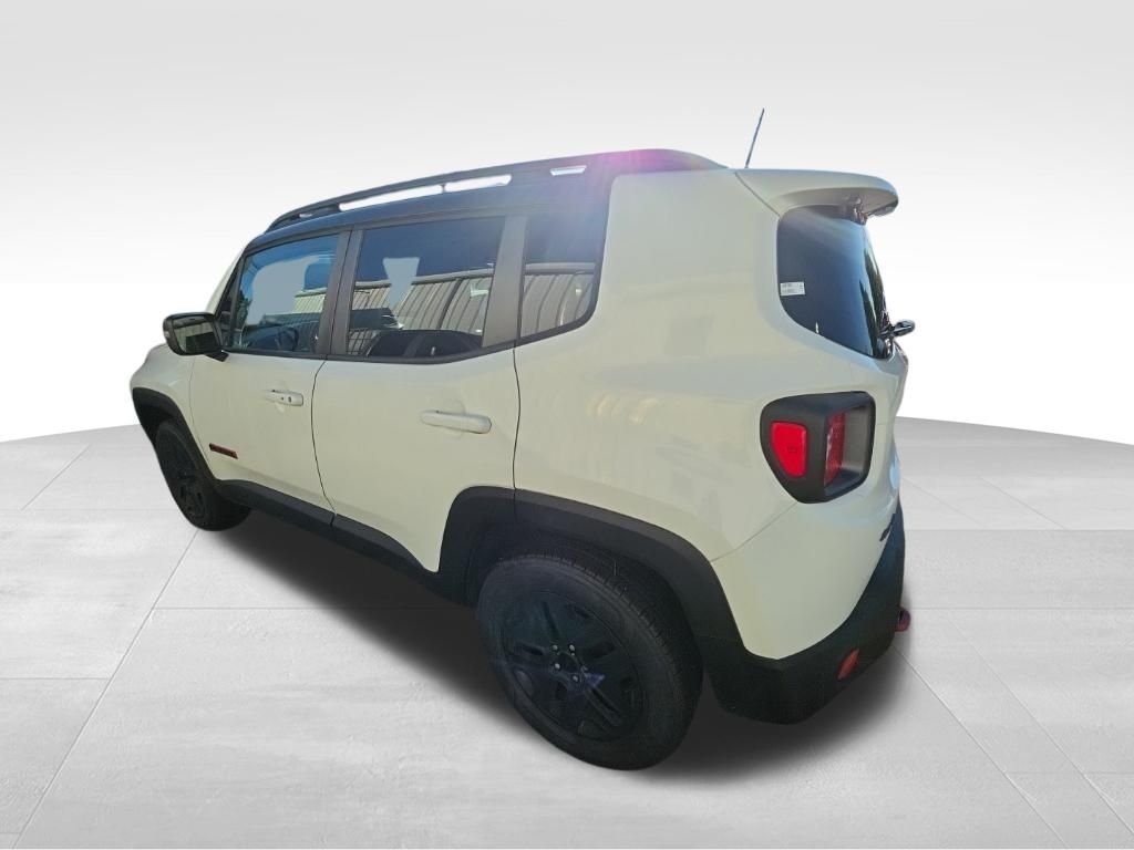 Used 2018 White Jeep Trailhawk image 4