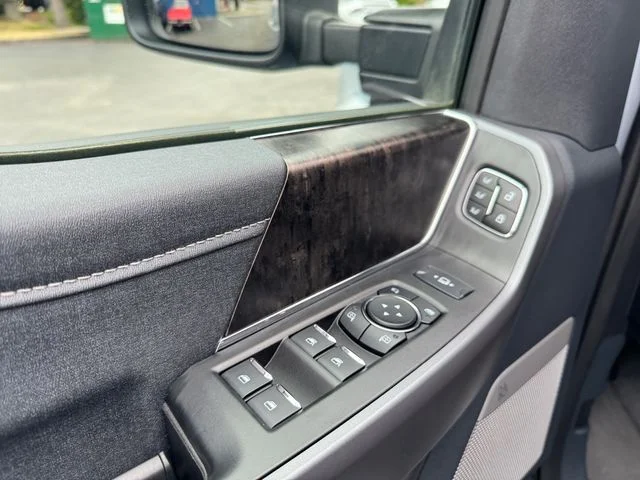 Used 2025  Ford Lariat image 11