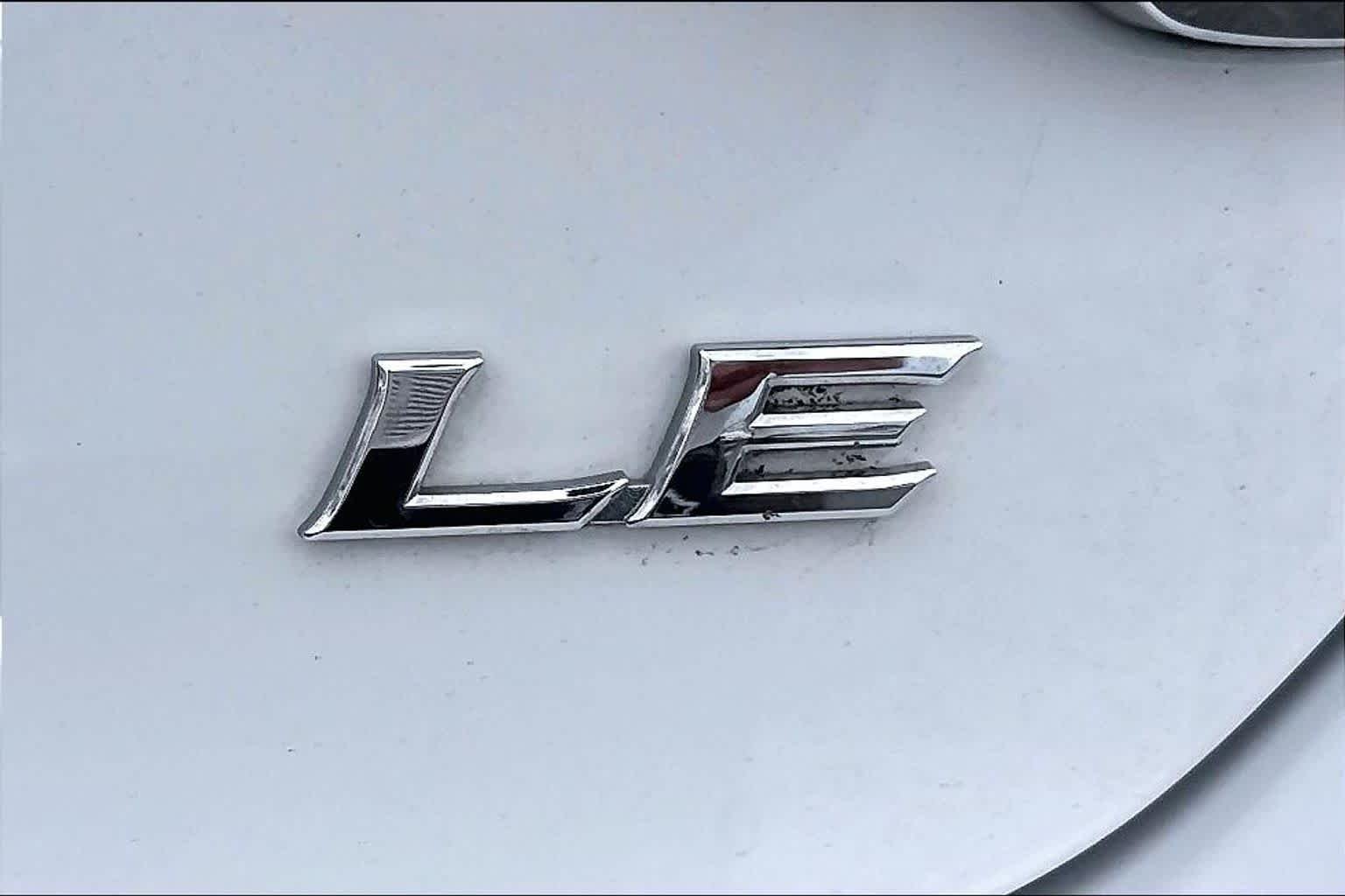 Used 2016 Super White Toyota LE image 10