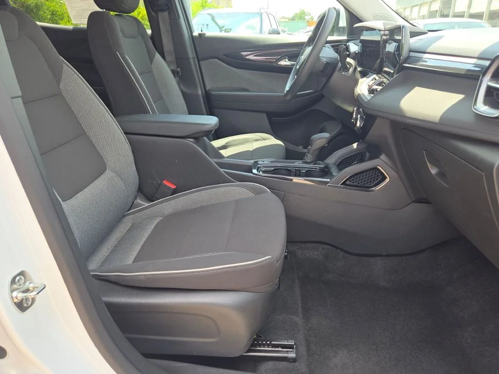 Used 2025 White Chevrolet LT image 6