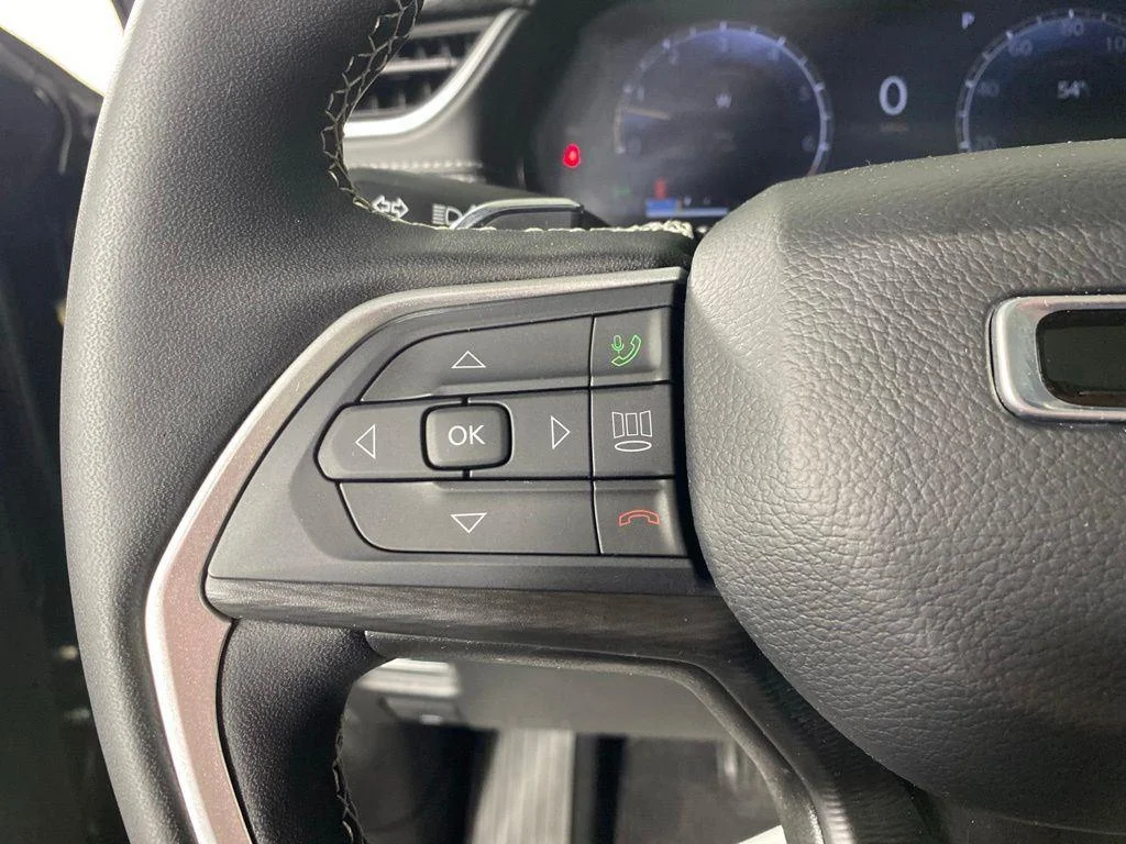 Used 2025 Diamond Black Crystal Pearlcoa Jeep Laredo X image 17