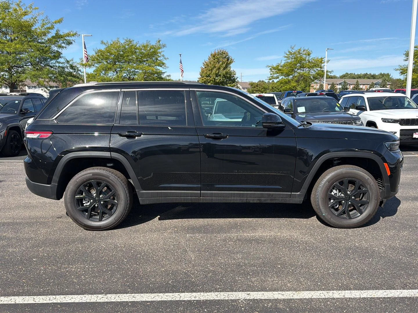 New 2026 Diamond Black Crystal Pearl-Coat Exterior Paint Jeep Laredo Altitude image 8
