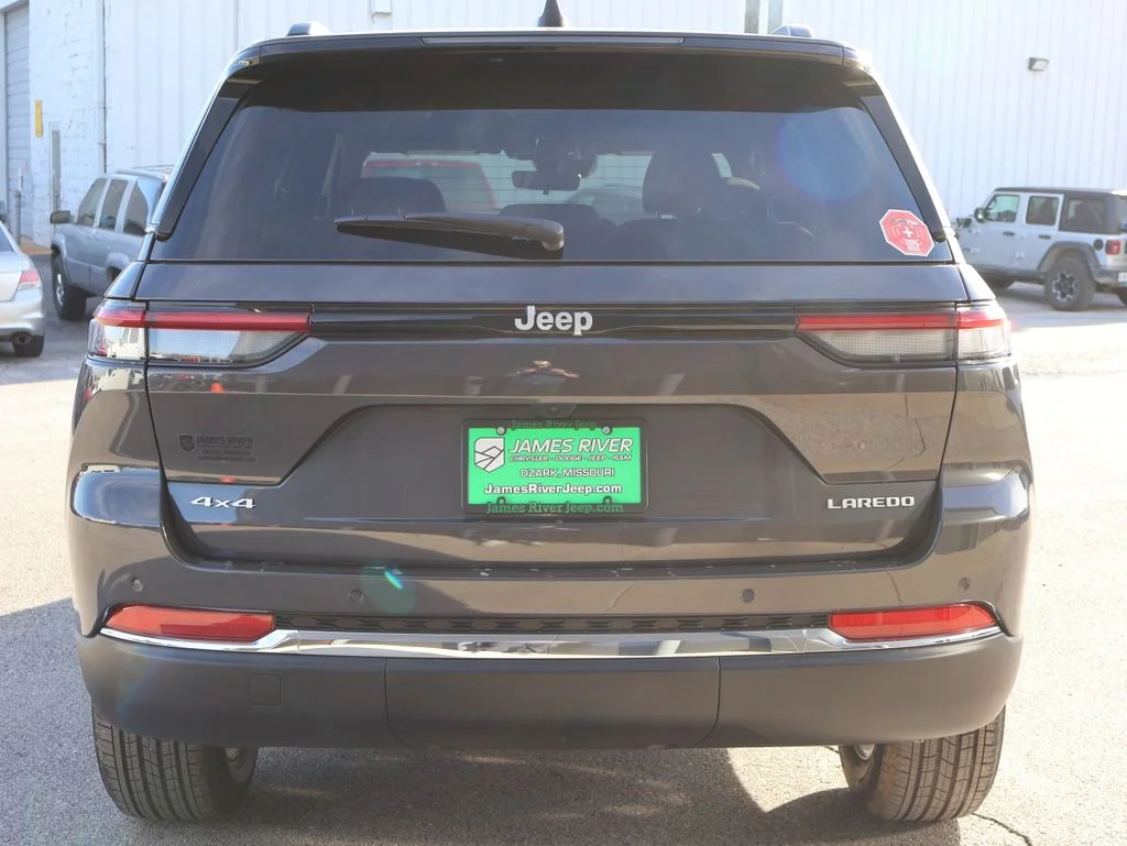 New 2026 Baltic Gray Metallic Clear-Coat Exterior Paint Jeep Laredo X image 4