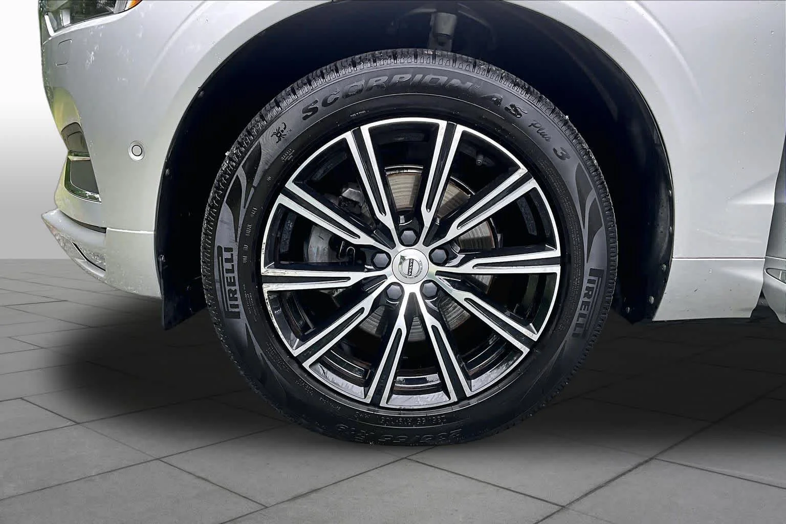 Used 2019 Bright Silver Metallic Volvo Inscription image 11