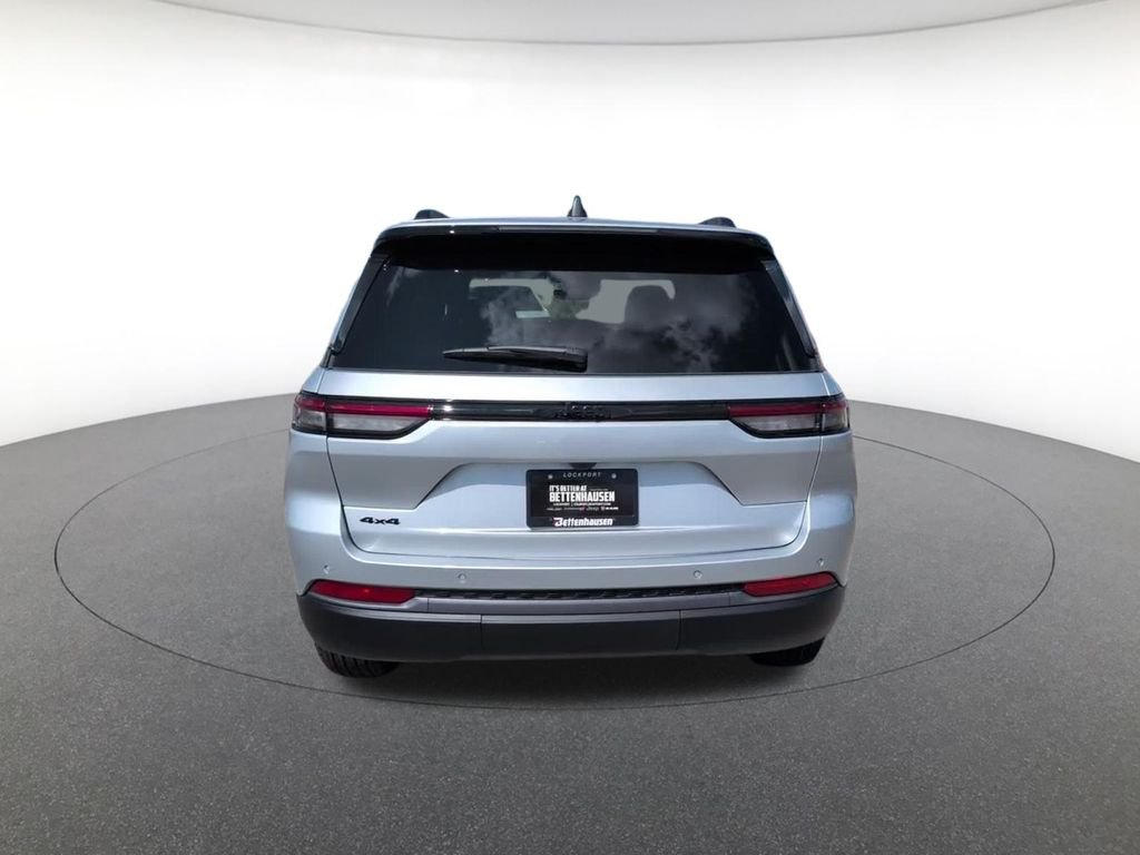 New 2026 Silver Zynith Exterior Paint Jeep Laredo image 6