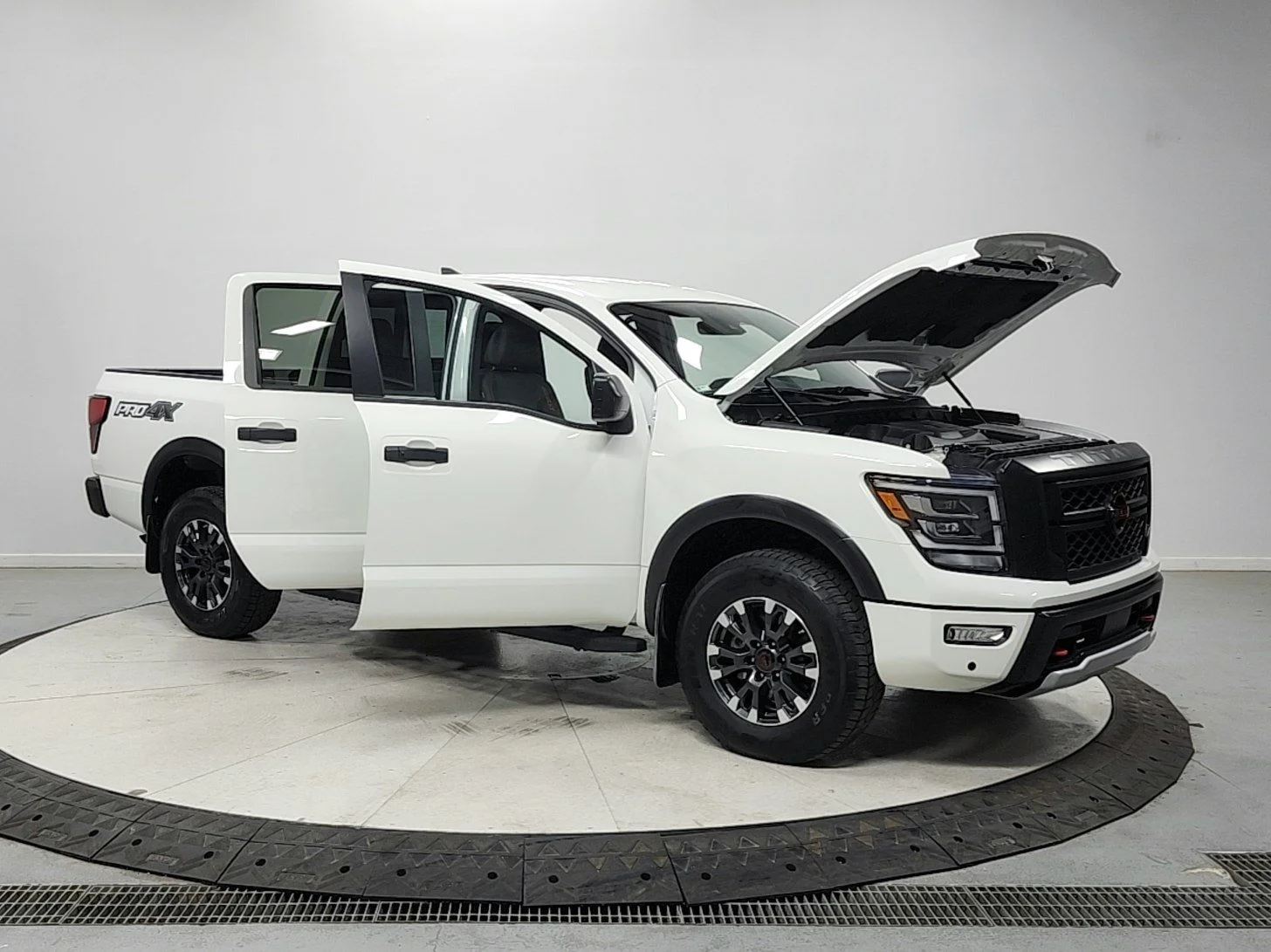 Used 2023 White Nissan PRO-4X image 9