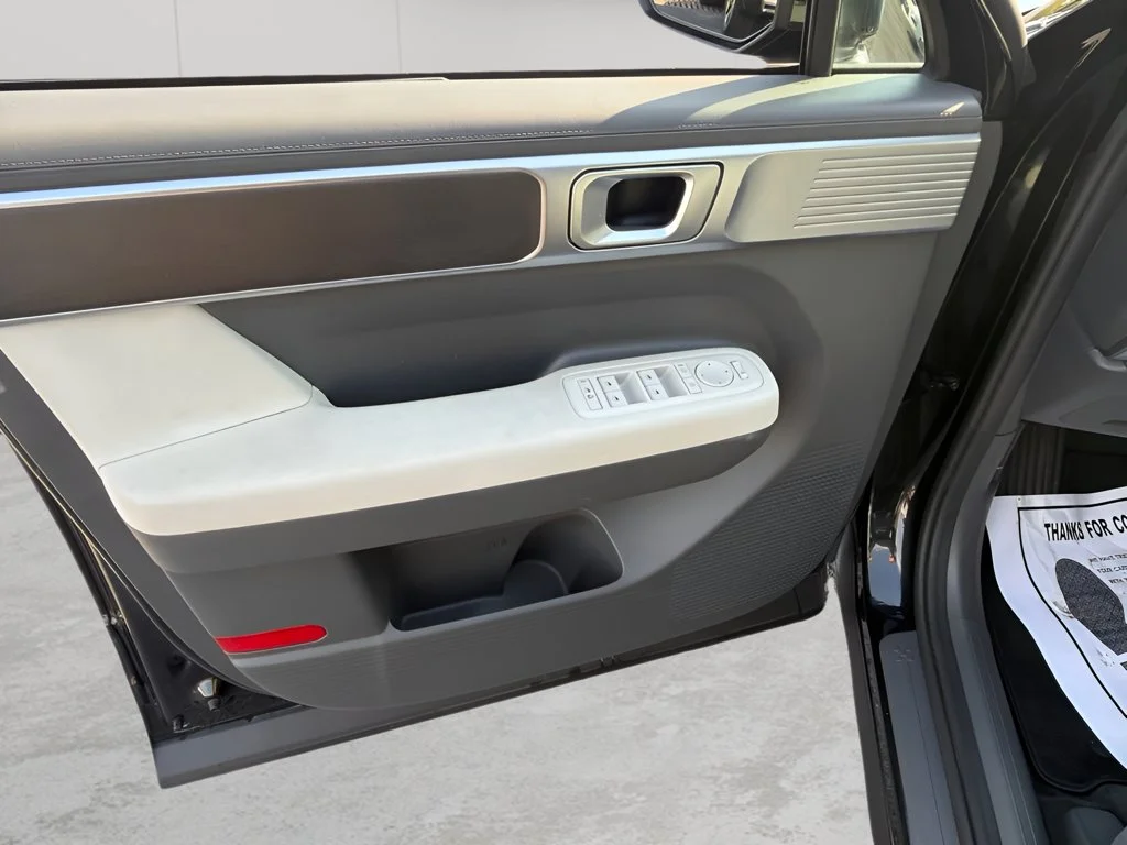 Used 2024 Phantom Black Hyundai SE image 17