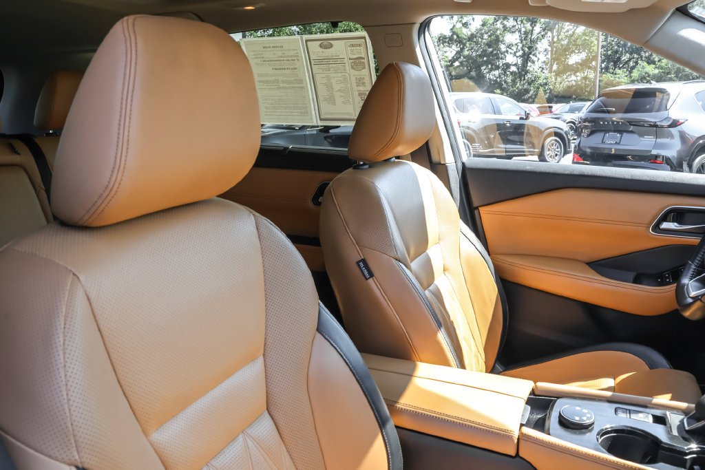 Used 2023 White Nissan Platinum image 49