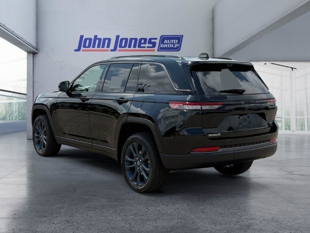 New 2026 Diamond Black Crystal Pearl-Coat Exterior Paint Jeep  image 3