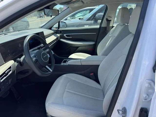 Used 2025 White Hyundai SEL image 17