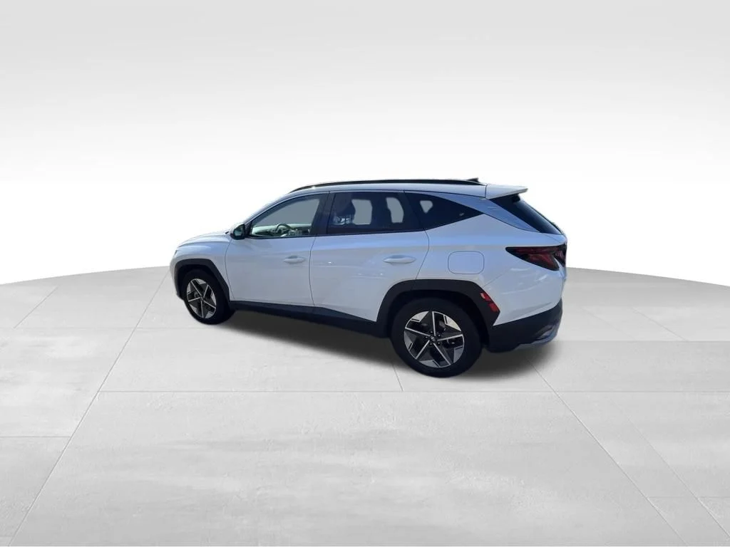 Used 2025 White Hyundai SEL image 7