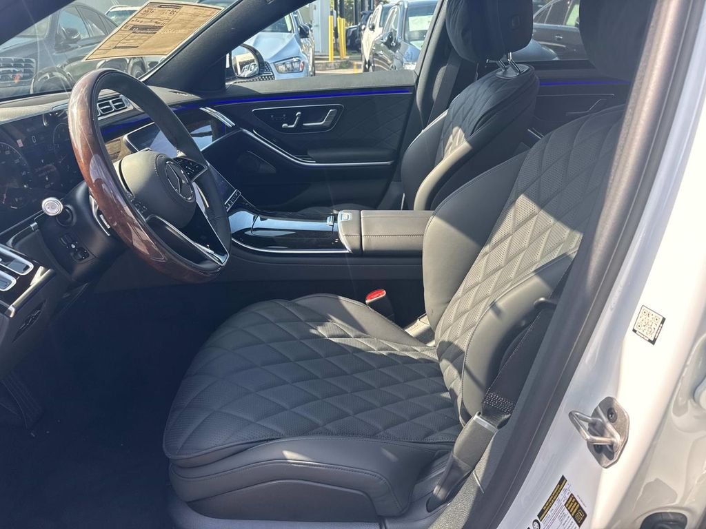 New 2026 MANUFAKTUR Moonlight White Metallic Mercedes-Benz S 580 image 9