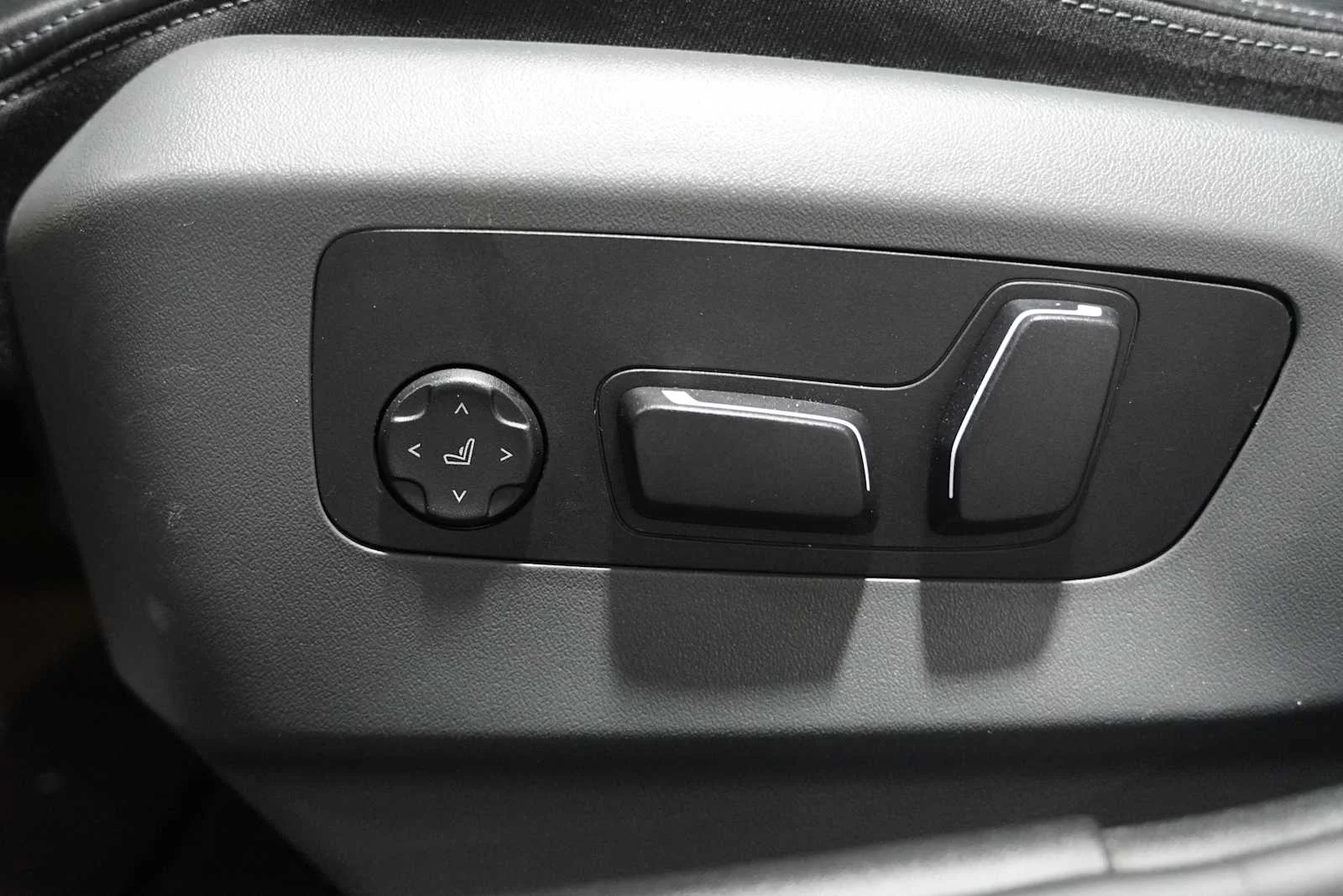 Certified Used 2024 Oxide Grey Met BMW 530i image 13