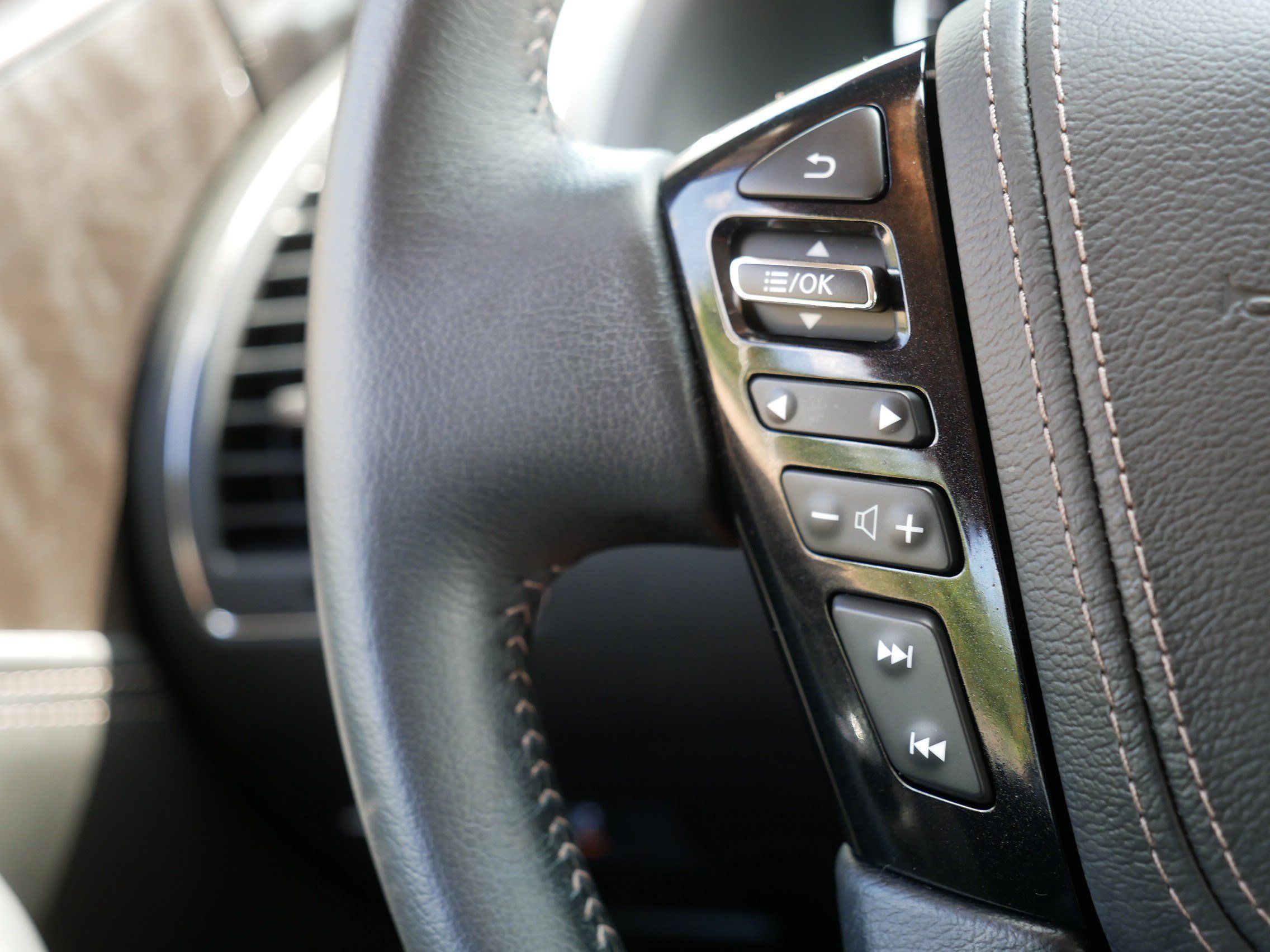 Used 2024 Super Black Nissan Platinum image 28