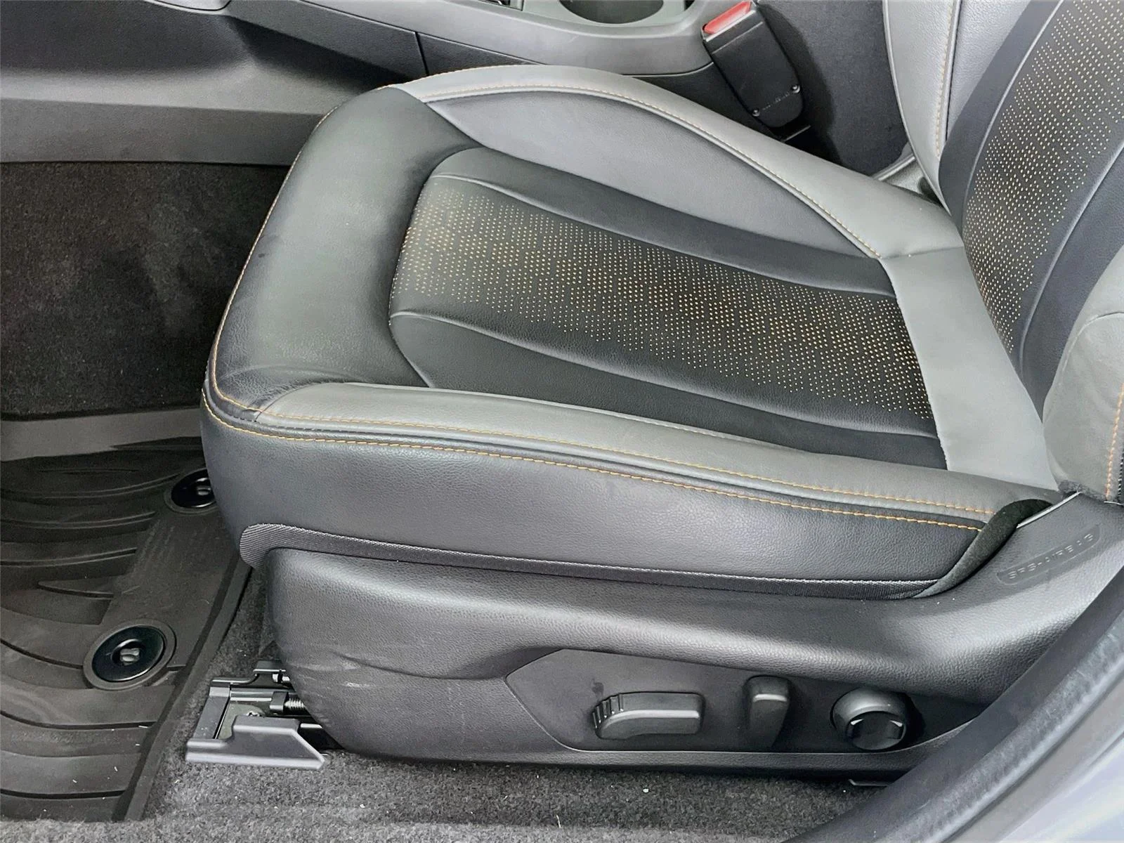 Used 2025 Ice Silver Metallic Subaru Limited image 22