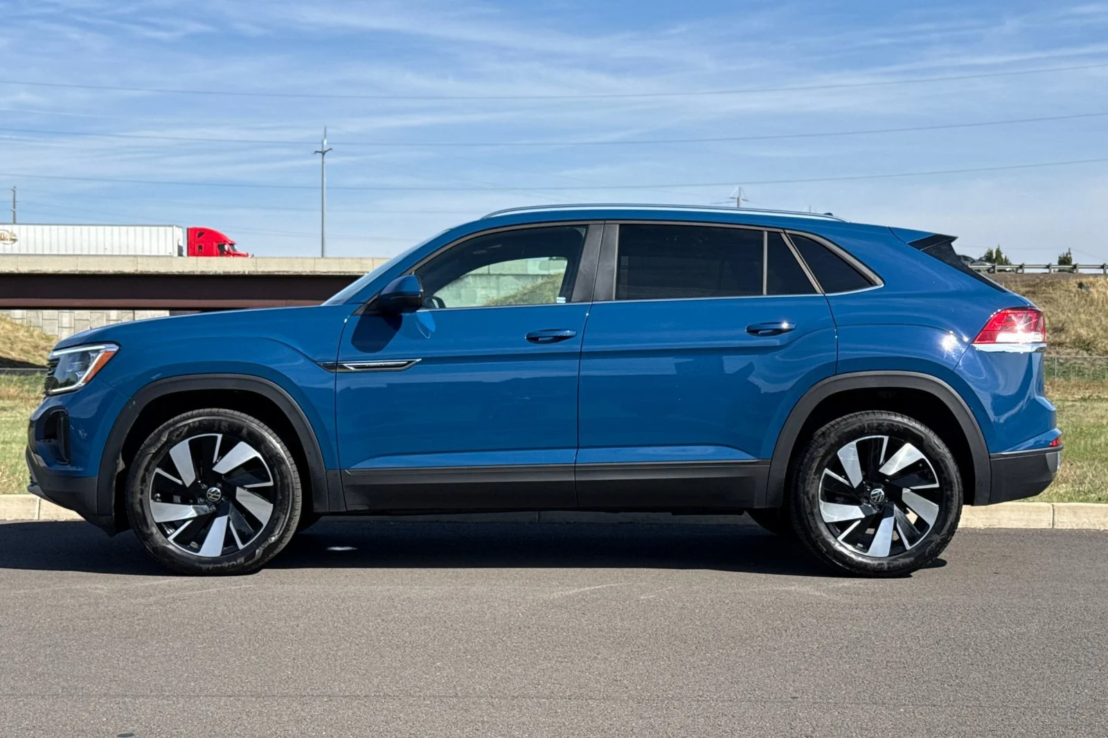 Used 2026  Volkswagen SE w/Technology image 6