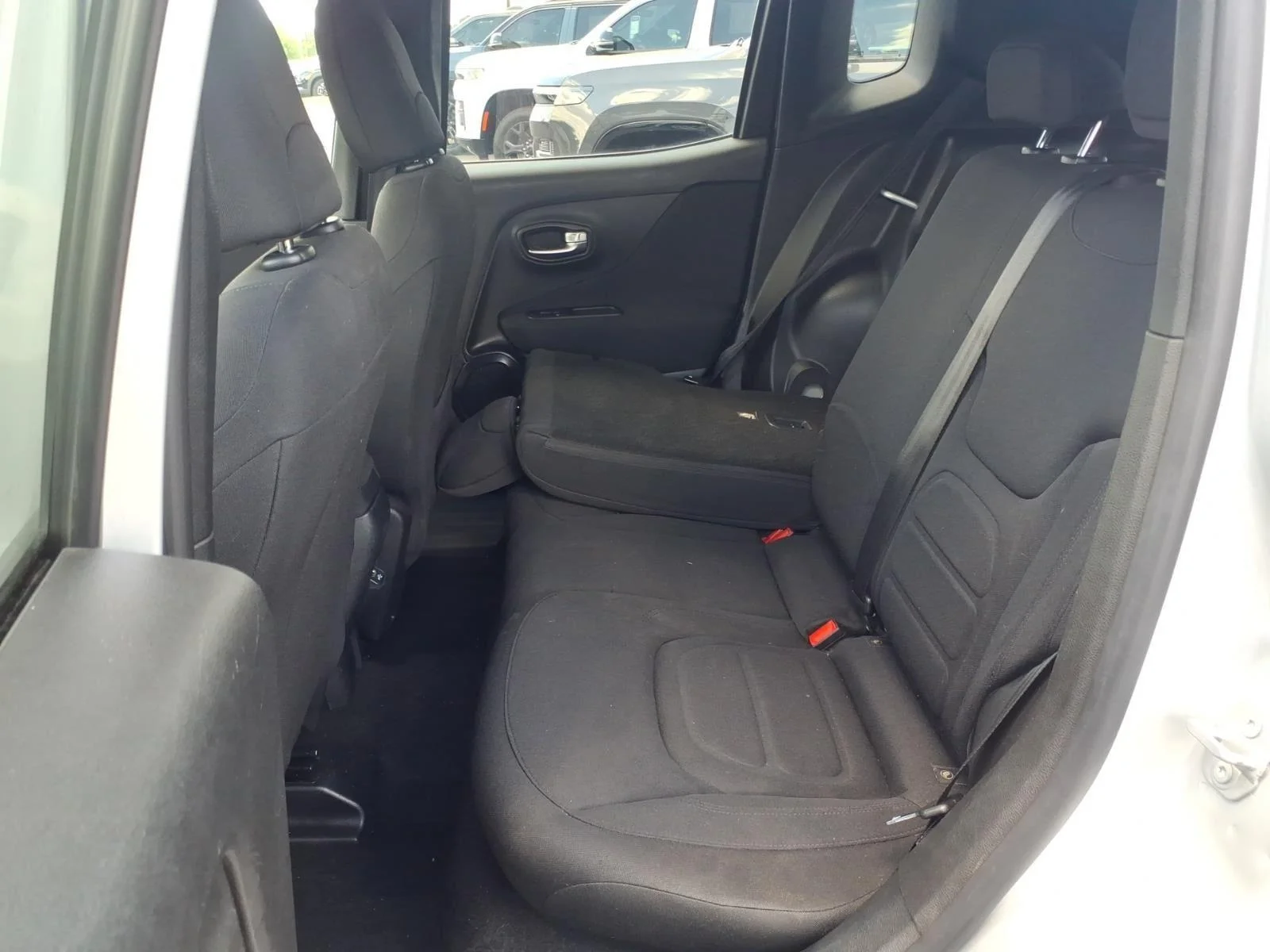 Used 2019 Glacier Metallic Clearcoat Jeep Latitude image 19