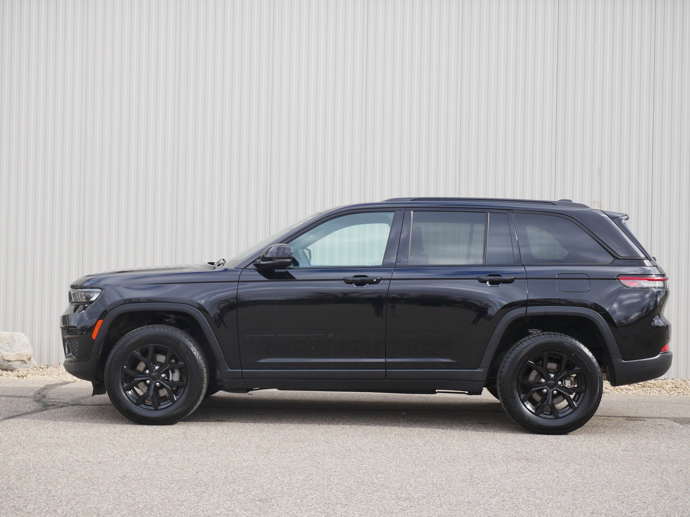 Used 2025 Diamond Black Crystal Pearlcoat Jeep Altitude image 2