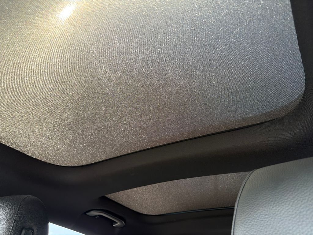 Used 2023 Silver Mercedes-Benz GLB 250 image 21