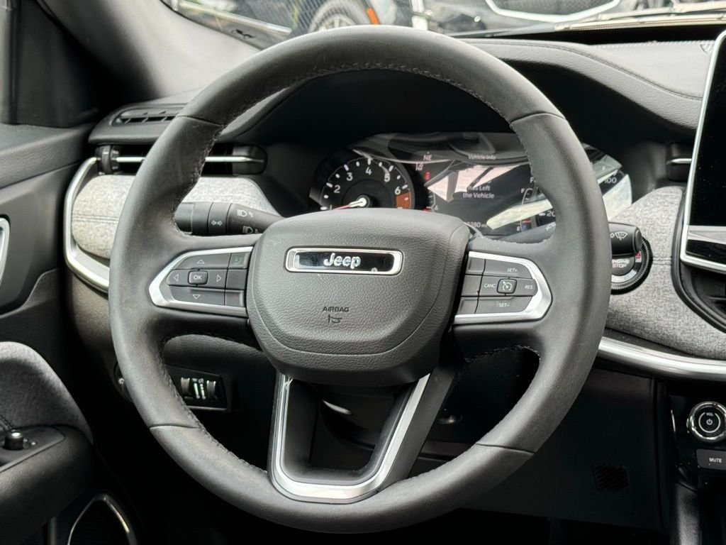 Used 2025 Black Jeep Latitude image 28