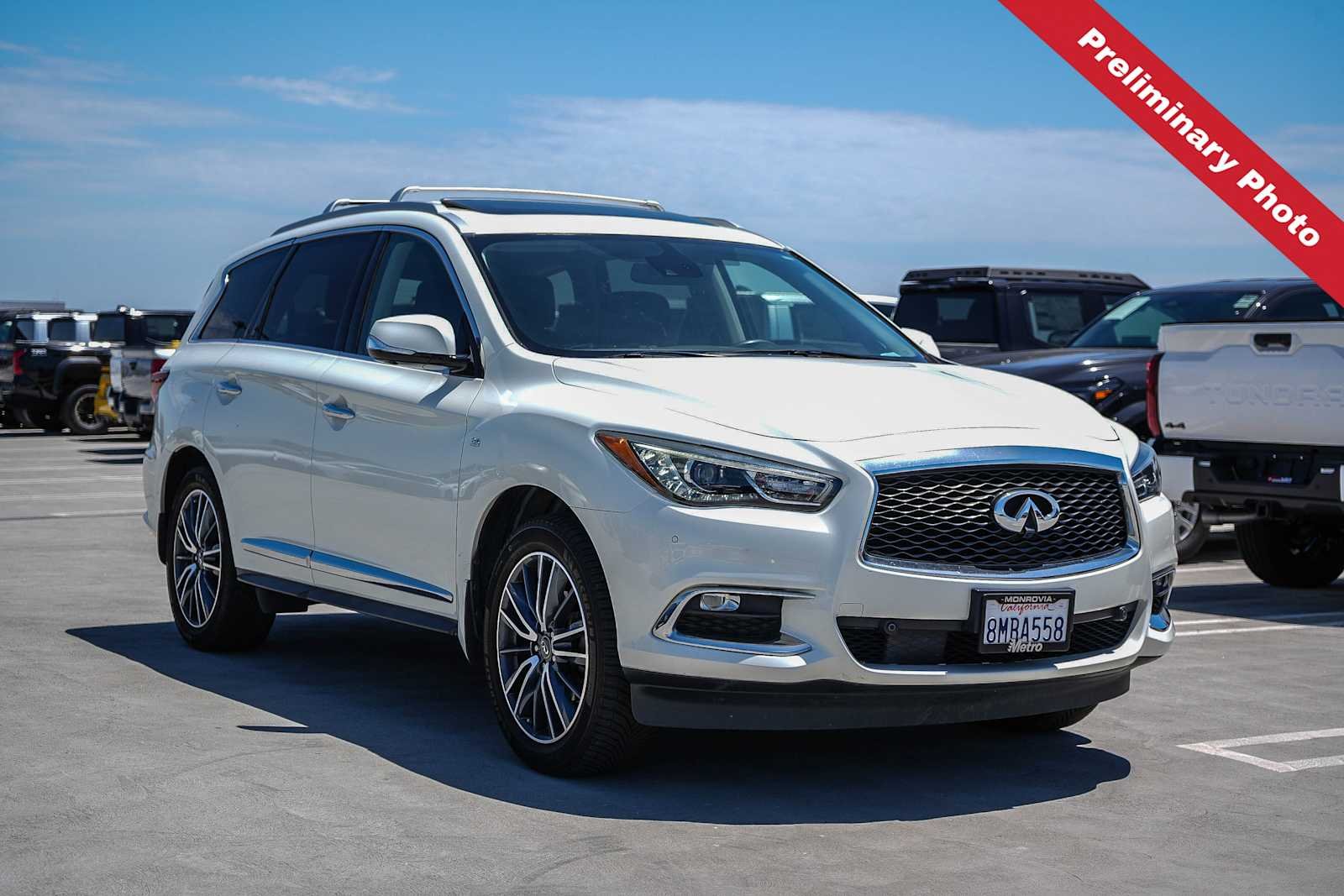 Used 2019 Majestic White INFINITI LUXE image 3