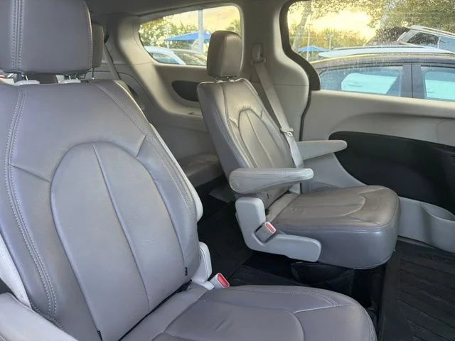Used 2017 Crystal Metallic Chrysler Touring image 10