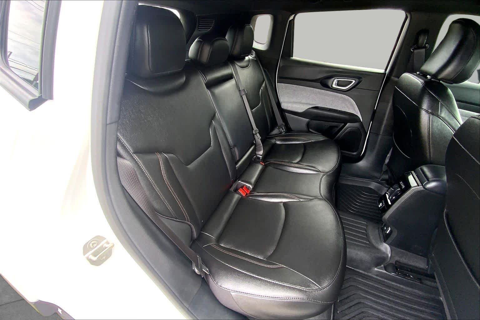 Used 2024 Bright White Clearcoat Jeep Latitude Lux image 20