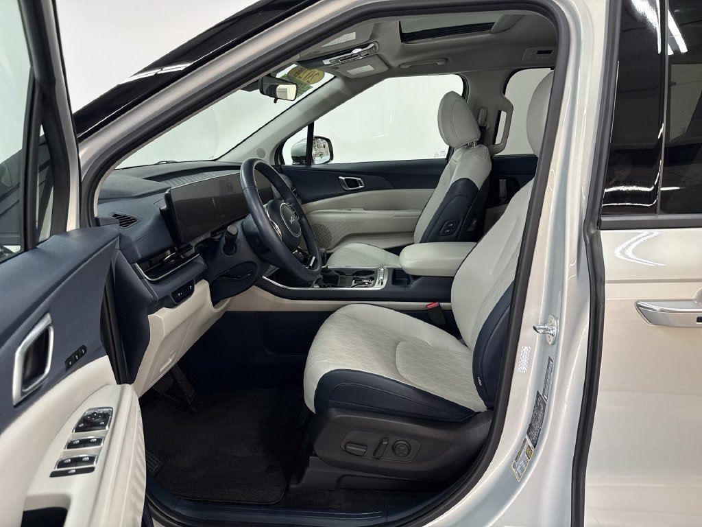 Used 2025 Ivory Kia SX image 12