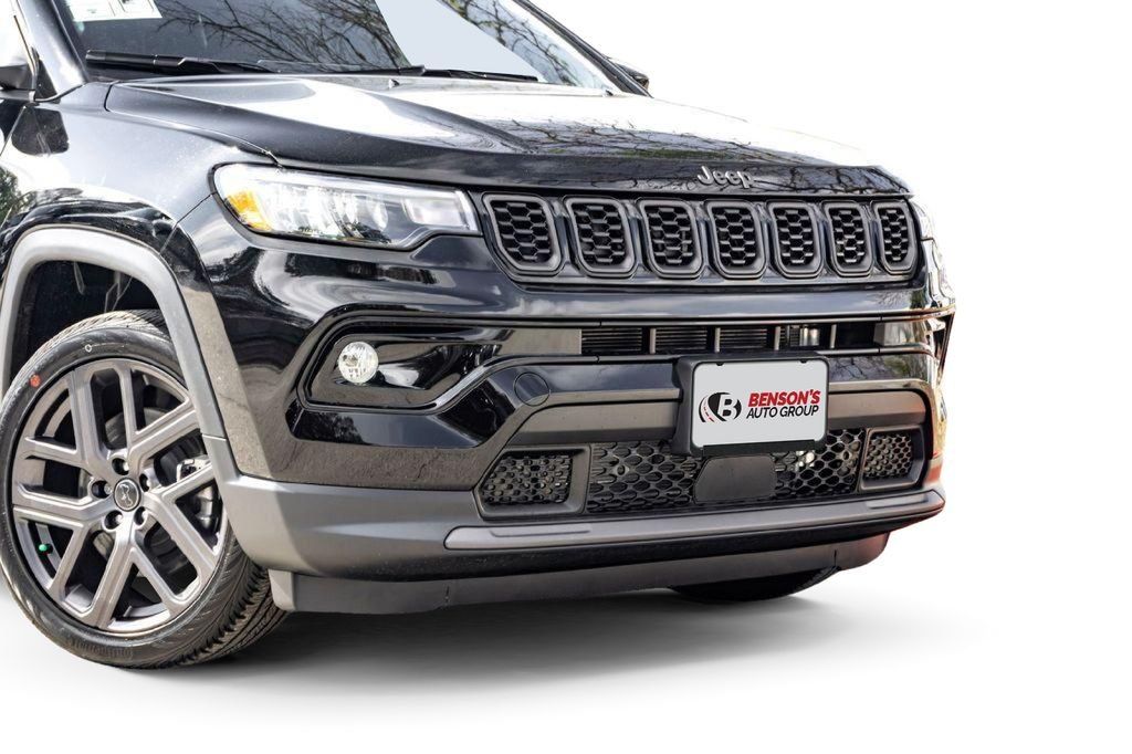 New 2026 Diamond Black Crystal Pearl-Coat Exterior Paint Jeep Limited image 3