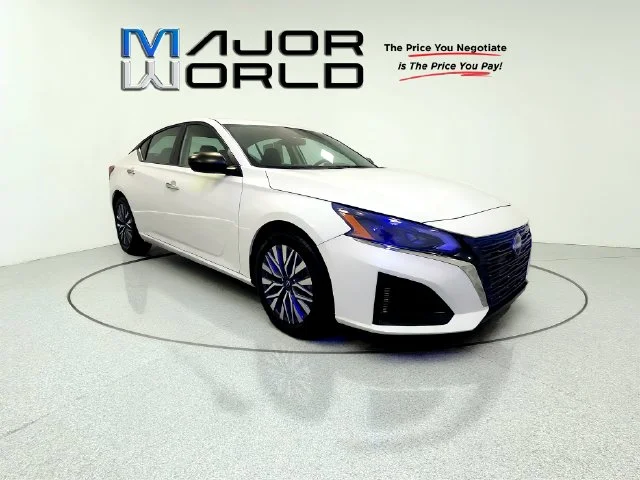 Used 2025 White Nissan 2.5 SV image 2