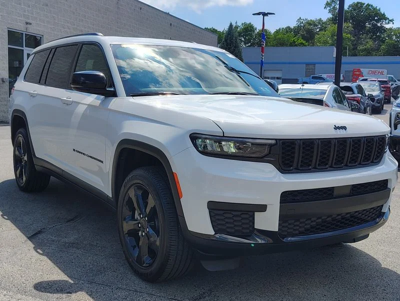 Used 2025 White Jeep Altitude X image 4