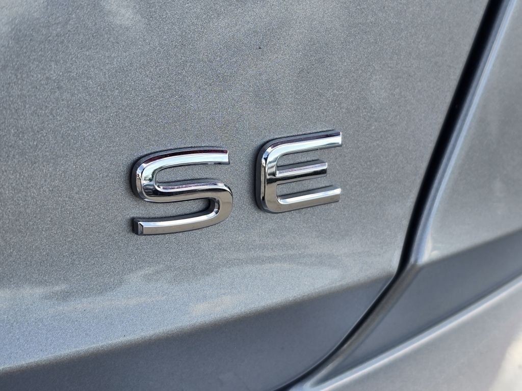 Used 2025 Pyrite Silver Metallic Volkswagen SE image 26