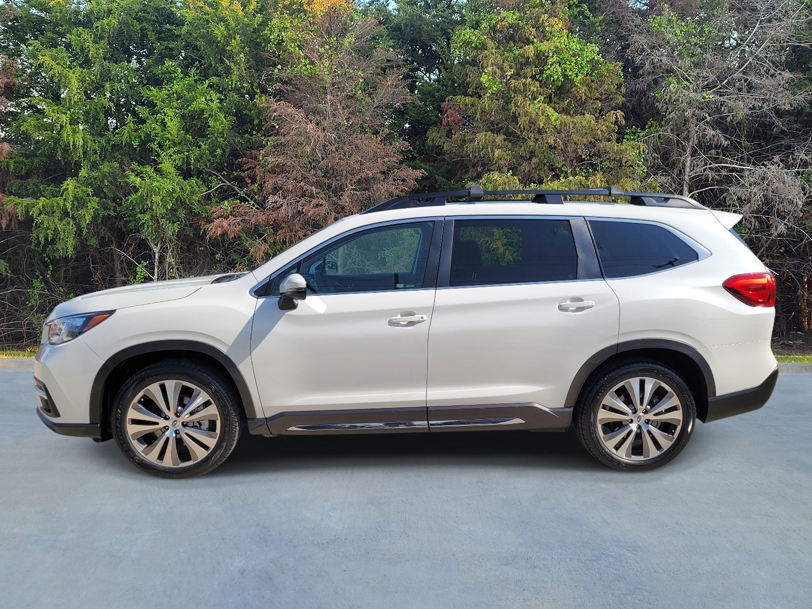 Used 2022 Crystal White Pearl Subaru Limited image 22