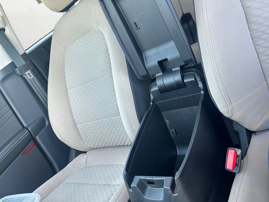 Used 2022 White Ford SE image 11