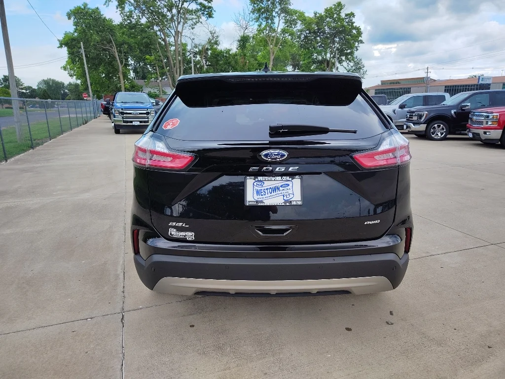 Used 2024 Agate Black Metallic Ford SEL image 5
