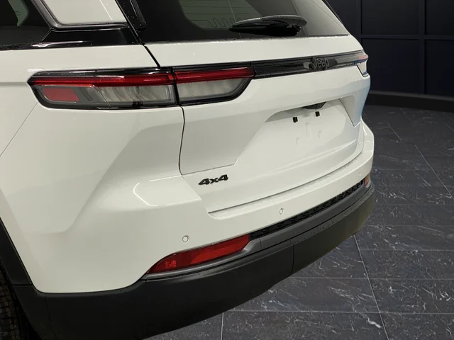 New 2026 Bright White Clear-Coat Exterior Paint Jeep Altitude image 36