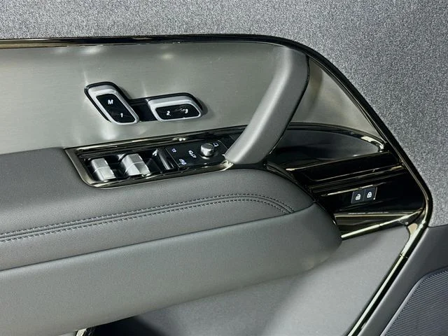 Used 2025 Black Land Rover S image 20