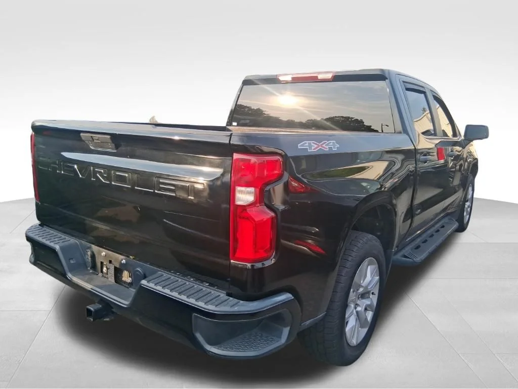 Used 2022 Black Chevrolet Custom image 3