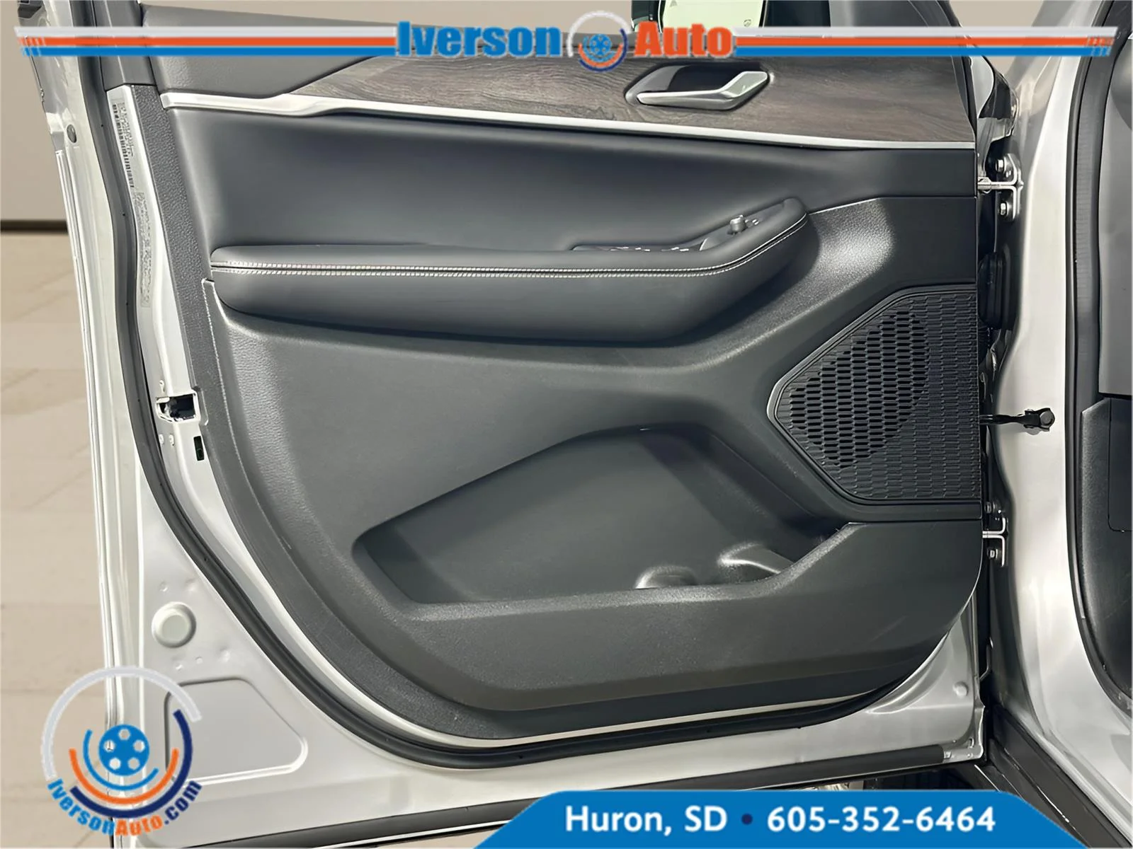 New 2026 Silver Zynith Exterior Paint Jeep Laredo Altitude image 14