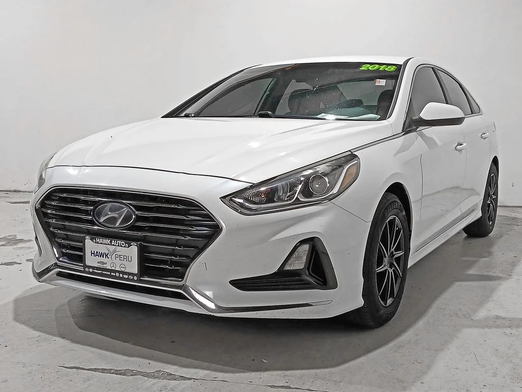 Used 2018 White Hyundai SE image 3