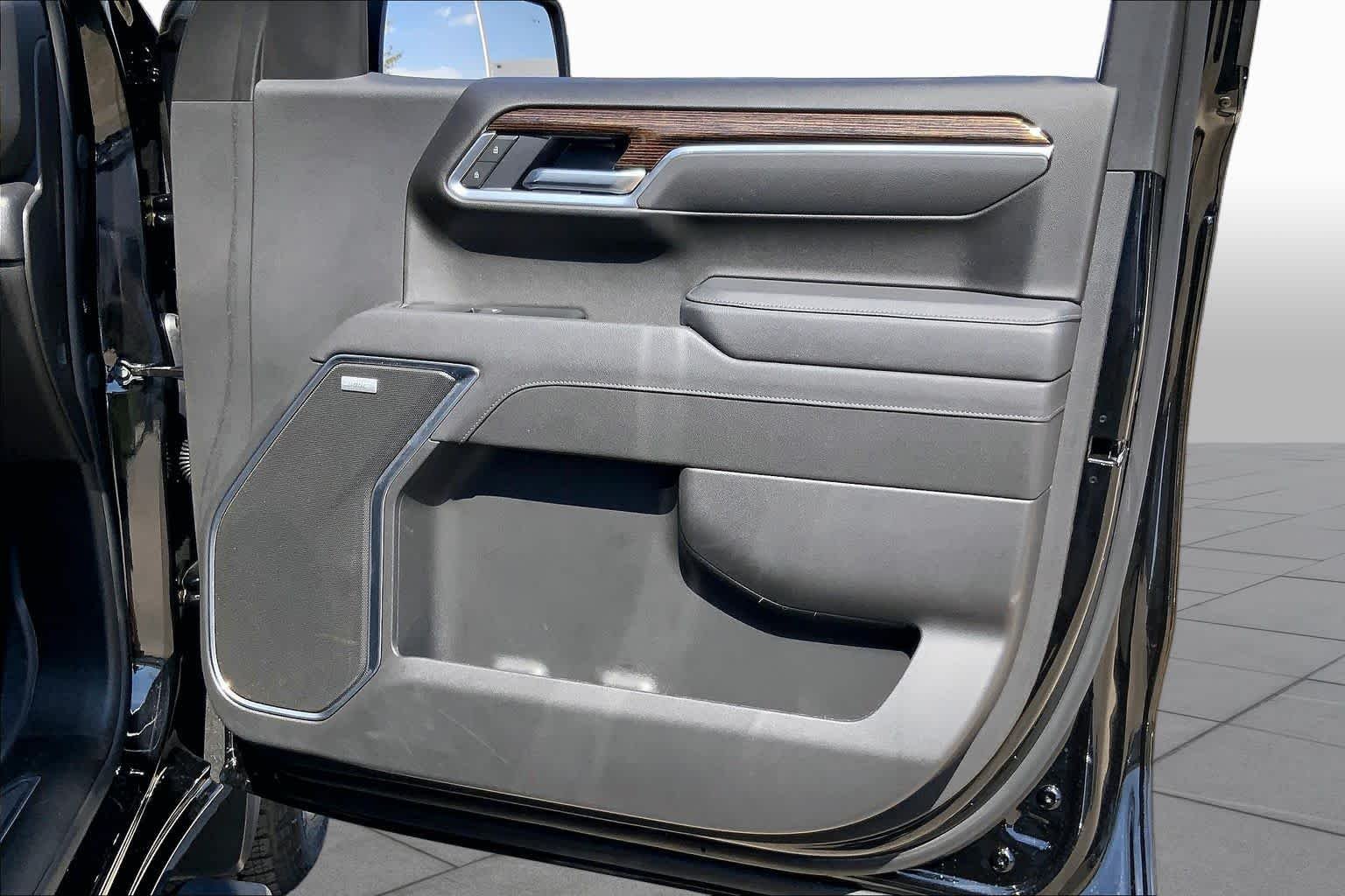 Used 2025 Onyx Black GMC Elevation image 22