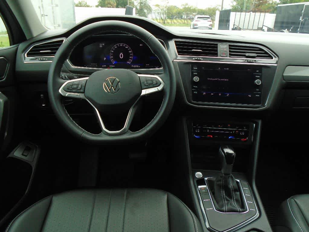 Used 2024 Pyrite Silver Metallic Volkswagen SE image 9